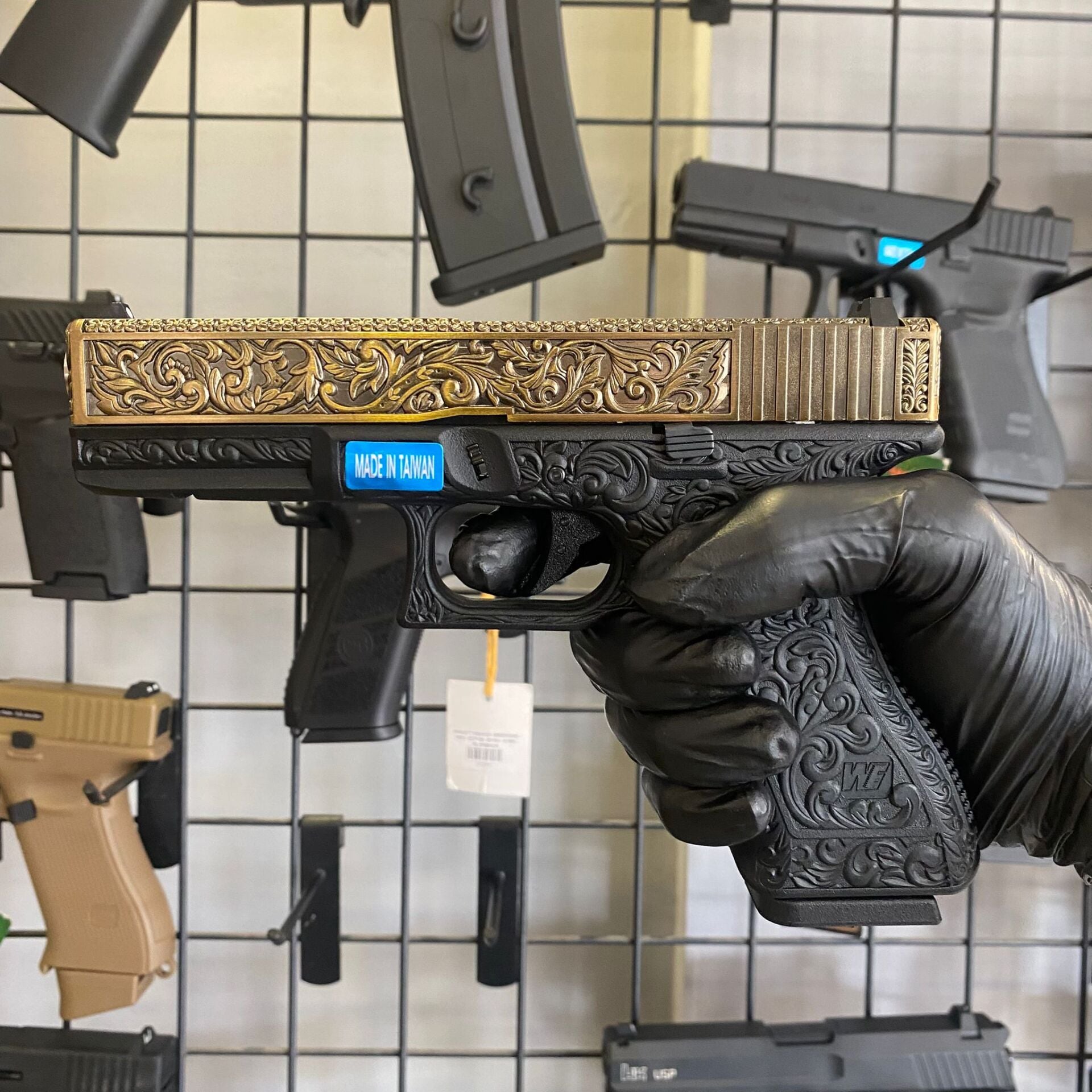 We Glock 17 Ivory Gravürlü Blowback Airsoft Tabanca